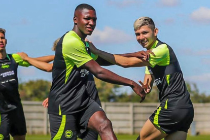 El Niño Moi (c) recibió la autorización del Brighton para retomar los entrenamientos.