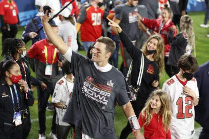 Tom Brady camina junto a su hija Vivian y su hijo Jack (R) y su exesposa Gisele Bundchen tras ganar el Super Bowl de febrero de 2021.