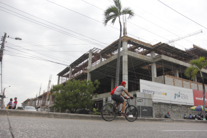 El edificio aún se mantiene en construcción.