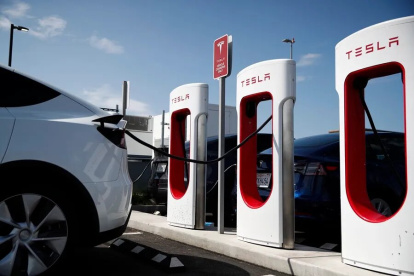 Estación.- Una de las electrolineras para carros eléctricos, de Tesla.