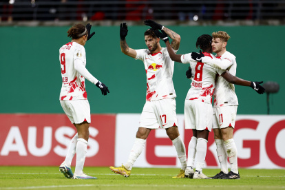 Los jugadores del Leipzig celebran uno de los goles en la victoria.