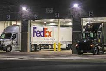 Transporte.- Uno de los camiones que labora para FedEx
