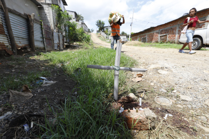Guayaquil. Una cruz improvisada marca el lugar de uno de los crímenes.
