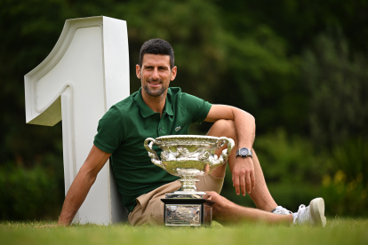 Novak Djokovic posa en la foto oficial con el trofeo del Abierto de Australia que se tomó este miércoles 1 de febrero, junto al # 1 mundial que recuperó.