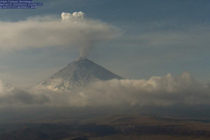 Referencia. El Cotopaxi emanó gas y el Instituto Geofísico alertó de su actividad.