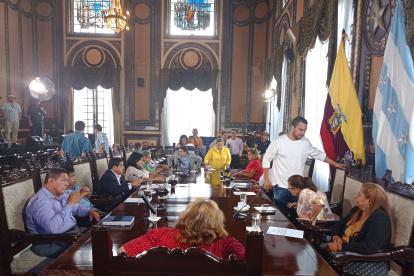 Momento. Luego de la interpelación del concejal José Flores, el alcalde (e), Josué Sánchez, se levantó de la silla para retirarse del Salón de la Ciudad.
