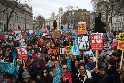 Manifestantes marchan este miércoles en Londres en dirección a Westminster en una jornada de huelga para reclamar mejoras salariales. EFE/EPA/NEIL HALL