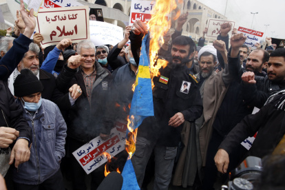 Los iraníes queman la bandera de Suecia durante un mitin contra Suecia