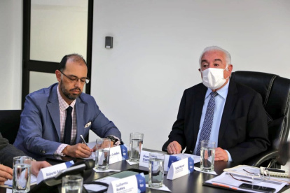 Funciones. El ministro de Energía y Minas, Fernando Santos Alvite (d), en una actividad oficial. Él también fue asesor en esa institución pública.