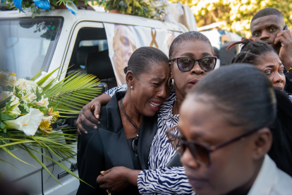 Familiares y conocidos despiden a tres de los catorce policías asesinados en las dos ultimas semanas por bandas armadas, hoy en su funeral, en Puerto Príncipe (Haití). EFE/ Johnson Sabin