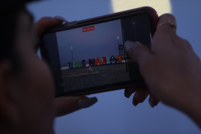 Acto. Una mujer toma un vídeo que promoverá en sus redes sociales.