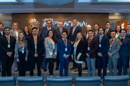 Directivos de Banco Internacional junto a los jóvenes seleccionados.