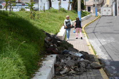 Material. En una acera permanece material pétreo que impide el libre paso de los vecinos.