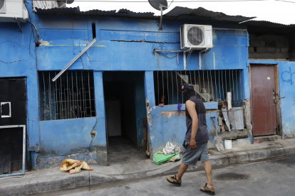 La estructura de la casa quedó débil. Se formaron varias fisuras y la puerta se salió