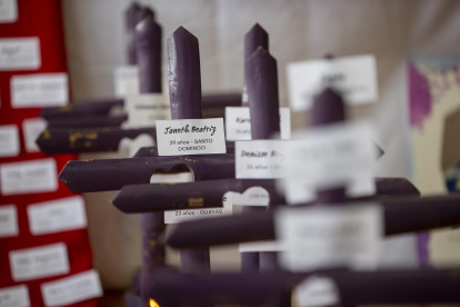 Vista de cruces con nombres de víctimas de feminicidio durante una rueda de prensa de la Asociación Latinoamericana para el Desarrollo Alternativo (ALDEA), en Quito (Ecuador).