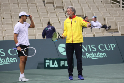 Andrés Alvarado (i), citado por primera vez para jugar una Copa Davis, recibe instrucciones del capitán ecuatoriano Raúl Viver en territorio griego.