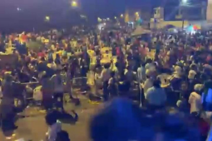 Luego de las supuestas detonaciones, los asistentes del evento corrieronen distintas direcciones debido al temor de que fuera una bala perdida.