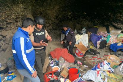 En la operación se encontró todo tipo de objetos, incluyendo armas blancas, licor y sustancias ilícitas.