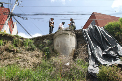 Peligro. La corrosión ha dejado expuesto parte del sistema de alcantarillado.