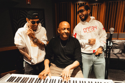Fotografía cedida por Paola España Press que muestra a Maluma y a Mark Anthony mientras trabajan en una colaboración en los estudios The Hit Factory de Miami (Estados Unidos).