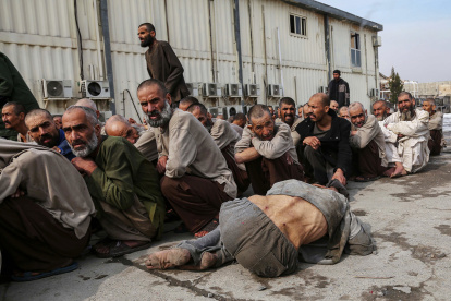 Más de cuatro décadas de guerra, una crisis económica y el suministro ilimitado de drogas baratas, en un país que satisface el 80 % de la demanda mundial de opio, empujan a miles de personas en Afganistán a una drogadicción que los talibanes tratan de paliar internando forzosamente a miles de adictos. Pero con buena parte de los centros de rehabilitación cerrados, después de que los fundamentalistas se hiciesen con el poder en agosto de 2021 y se cerrase el grifo de la ayuda humanitaria internacional, esta campaña ha provocado hacinamientos que los talibanes tratan de paliar con la apertura de un nuevo centro esta semana de 5.000 camas.  EFE/EPA/STRINGER ATTENTION: This Image is part of a PHOTO SET