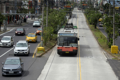 Transporte. Los biarticulados pueden llevar 250 pasajeros. El pasaje se mantiene en 35 centavos.