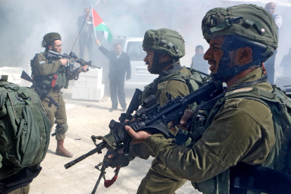 Fotografía de archivo de soldados israelíes lanzando bombas de gas lacrimógeno a un grupo de manifestantes palestinos. EFE/Abed Al Hashlamoun