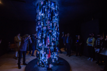 Monterrey. Varias personas revisan los detalles de la escultura.