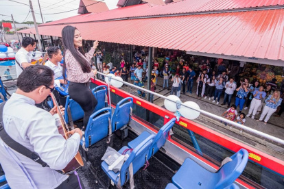 Artistas en vivo difunden temas en los géneros de albazos, pasillos, pasacalles y vals.