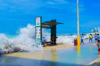 Esta vez, por alrededor de 15 días el mar de Salinas se comportó de una forma “más agresiva”, como la catalogaron muchos. Hubo oleaje y aguaje. Pero debido a que estos fenómenos son relativamente comunes, la ciudadanía cuestiona que no se hayan tomado medidas antes ni ahora.