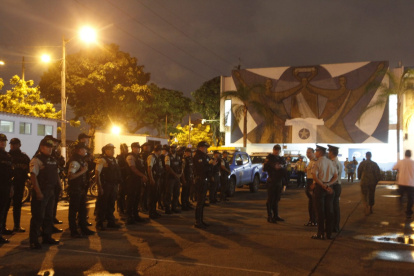 En las instalaciones del CNE aún siguen preparando lo que será la jornada del Voto en Casa
