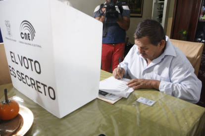 Don Bolívar Yance , quien vive en Sauces IV es el primer ciudadano en ejercer el Voto en Casa