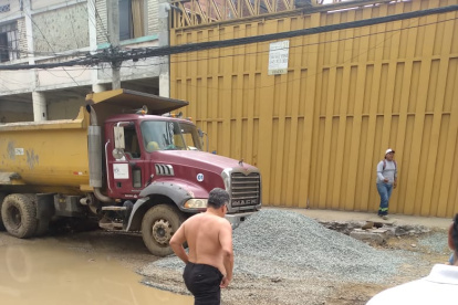 Este puente improvisado con los restos de arena en la calle 19 sirve para que los habitantes crucen de un lado al otro