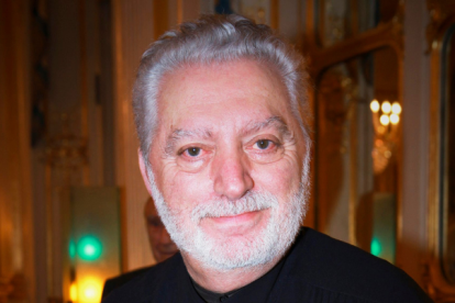 Paco Rabanne durante la entrega al modisto de la insignia de Oficial de la Orden Nacional de la Legión de Honor francesa