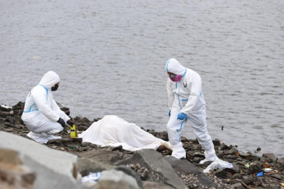 El cuerpo estaba en la orilla del estero. Moradores dicen que lo vieron flotan metros más adelante.