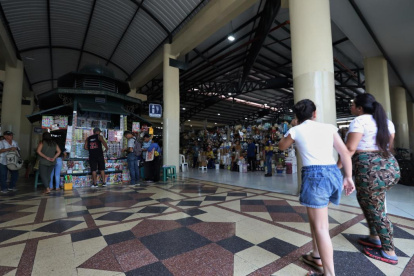 Los vendedores aseguran que andan más mosca y entre ellos se pasan la voz de cualquier actitud sospechosa, sobre todo si las personas pasan mucho tiempo en un solo punto.