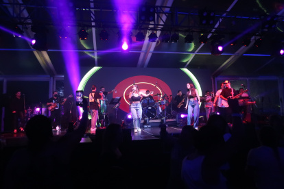 Emotion Band cautivó la noche con su amplio repertorio.