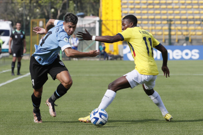 Mateo Ponte (i) de Uruguay disputa un balón con Alan Minda de Ecuador hoy, en un partido de la fase final del Campeonato Sudamericano Sub"20 entre las selecciones de Uruguay y Ecuador en el estadio de Techo en Bogotá (Colombia).