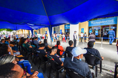 Decenas de personas esperan en las afueras del Registro Civil