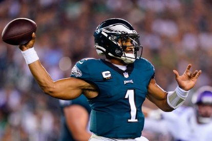 Jalen Hurts, de los Eagles, buscará el Super Bowl con su equipo.