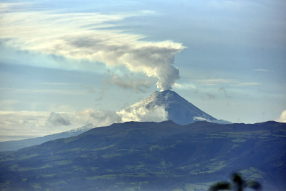 Suceso. Debido a los vientos, las nubes de ceniza tiene dirección al norte.