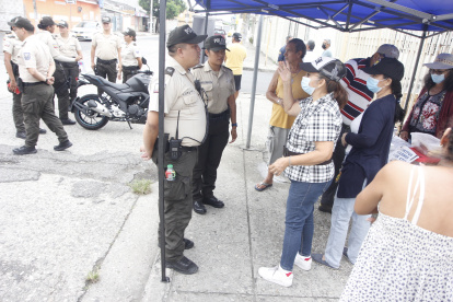 Reunión. Los moradores de la ciudadela 9 de Octubre, exigieron respuestas y soluciones a los Policías.