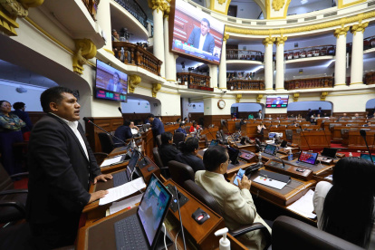 Fotografía cedida ayer por el Congreso de Perú que muestra otra sesión del pleno que debate un proyecto de ley para adelantar elecciones generales, en Lima (Perú). EFE/Congreso del Perú