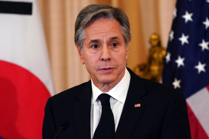 El Secretario de Estado de EE. UU., Antony Blinken, se dirige a los medios de comunicación con el Ministro de Relaciones Exteriores de Corea del Sur, Park Jin (sin foto), en el Departamento de Estado en Washington