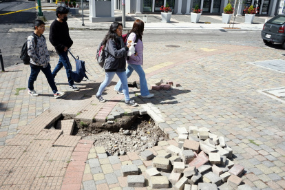 Peligro. El riesgo para peatones y vehículos es latente. El ancho del boquete parecería expandirse a medida que los vehículos transitan por este sitio, en el norte de Quito.