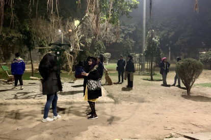 Caída la noche, una treintena de mujeres se reúne en un barrio de Nueva Delhi para hacer algo que no se atreverían solas: pasear. Quieren despojarse del miedo de caminar tras la puesta de sol en la ciudad más peligrosa de la India. EFE/ Mikaela Viqueira