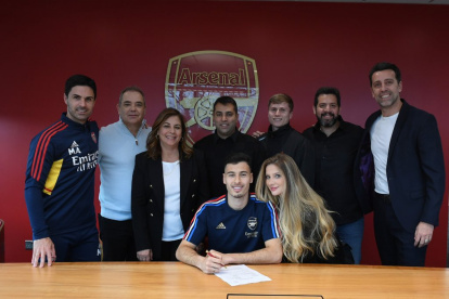 Gabriel Martinelli con allegados y amigos tras su renovación con el Arsenal.