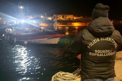 Policías en el muelle del puerto esperan la embarcación con los cuerpos de 8 migrantes en Lampedusa, Sicilia, Italia. EFE/EPA/Concetta Rizzo