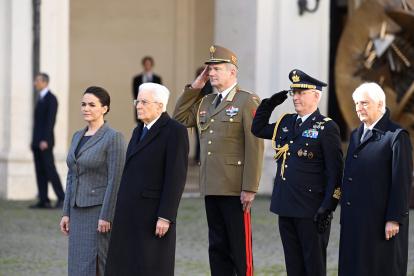 El presidente italiano, Sergio Mattarella (2-I), recibe a la presidenta húngara, Katalin Novak (I), en el Palacio del Quirinale en Roma. EFE