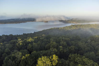 Fotografía panorámica de la laguna Yaxhá en la selva de Petén donde se albergan animales y el parque arqueológico de Yaxhá, el 02 de febrero de 2023 en Petén (Guatemala). Organizaciones comunitarias en el norte de Guatemala ofrecen servicios de ecoturismo en el sitio arqueológico de Yaxhá, en el extremo noreste del país centroamericano y son respaldados por instituciones estatales para prevenir los incendios forestales que amenazan esta zona selvática. EFE/ Esteban Biba